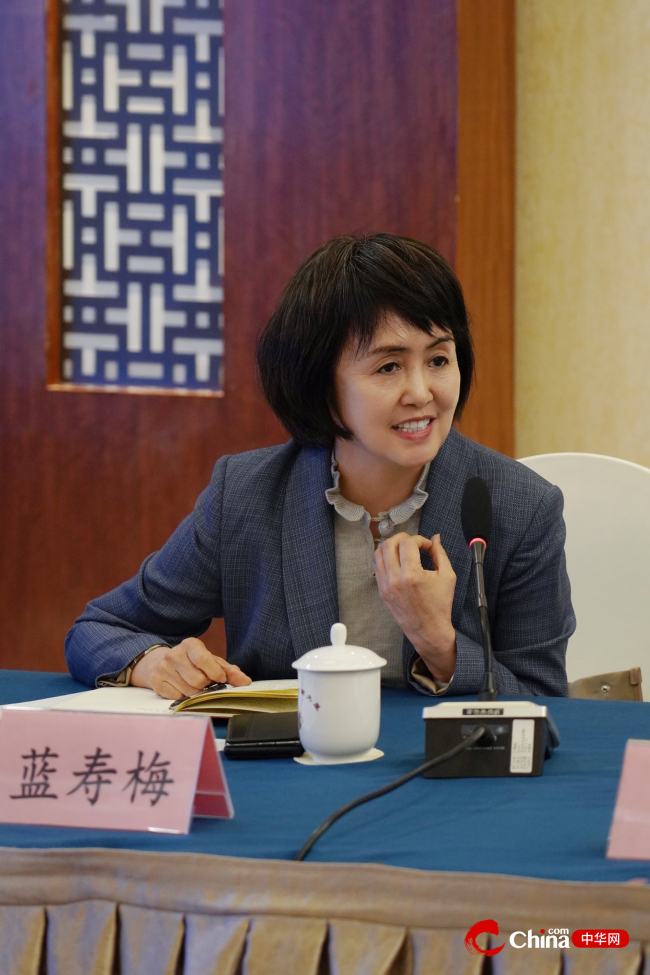 佳美口腔常务副总裁蓝寿梅发言